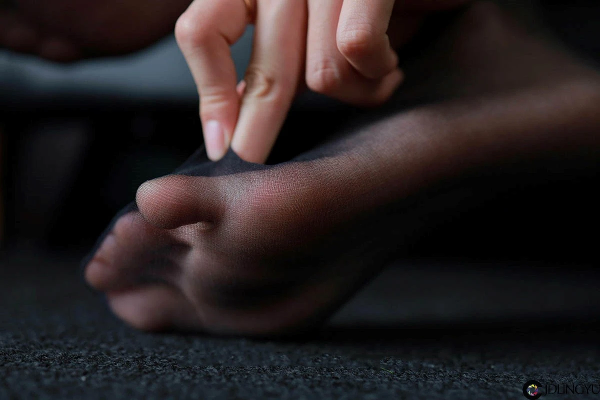 [IESS异思趣向] 模特：羽西《沙发上的黑丝》