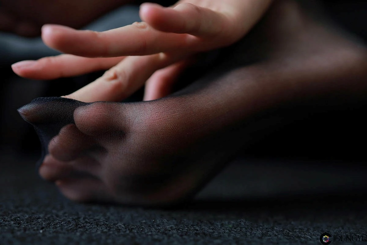 [IESS异思趣向] 模特：羽西《沙发上的黑丝》