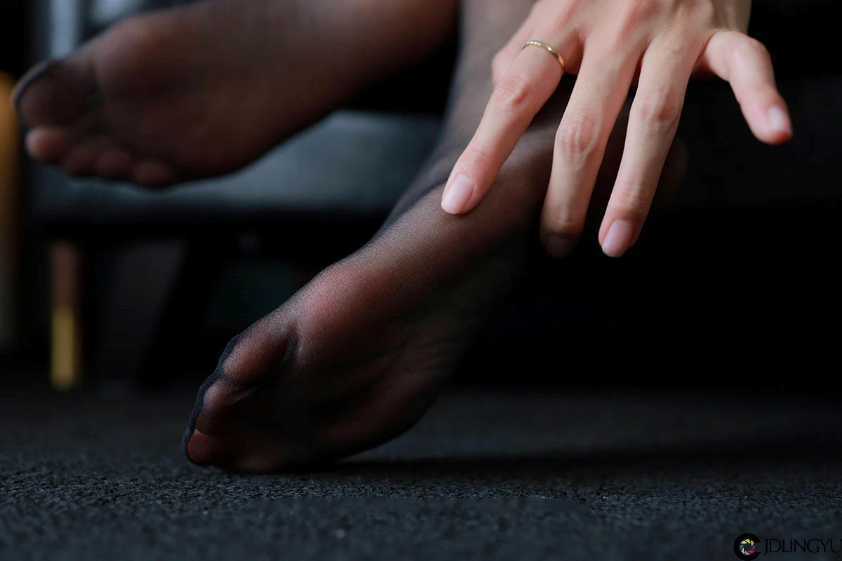 [IESS异思趣向] 模特：羽西《沙发上的黑丝》