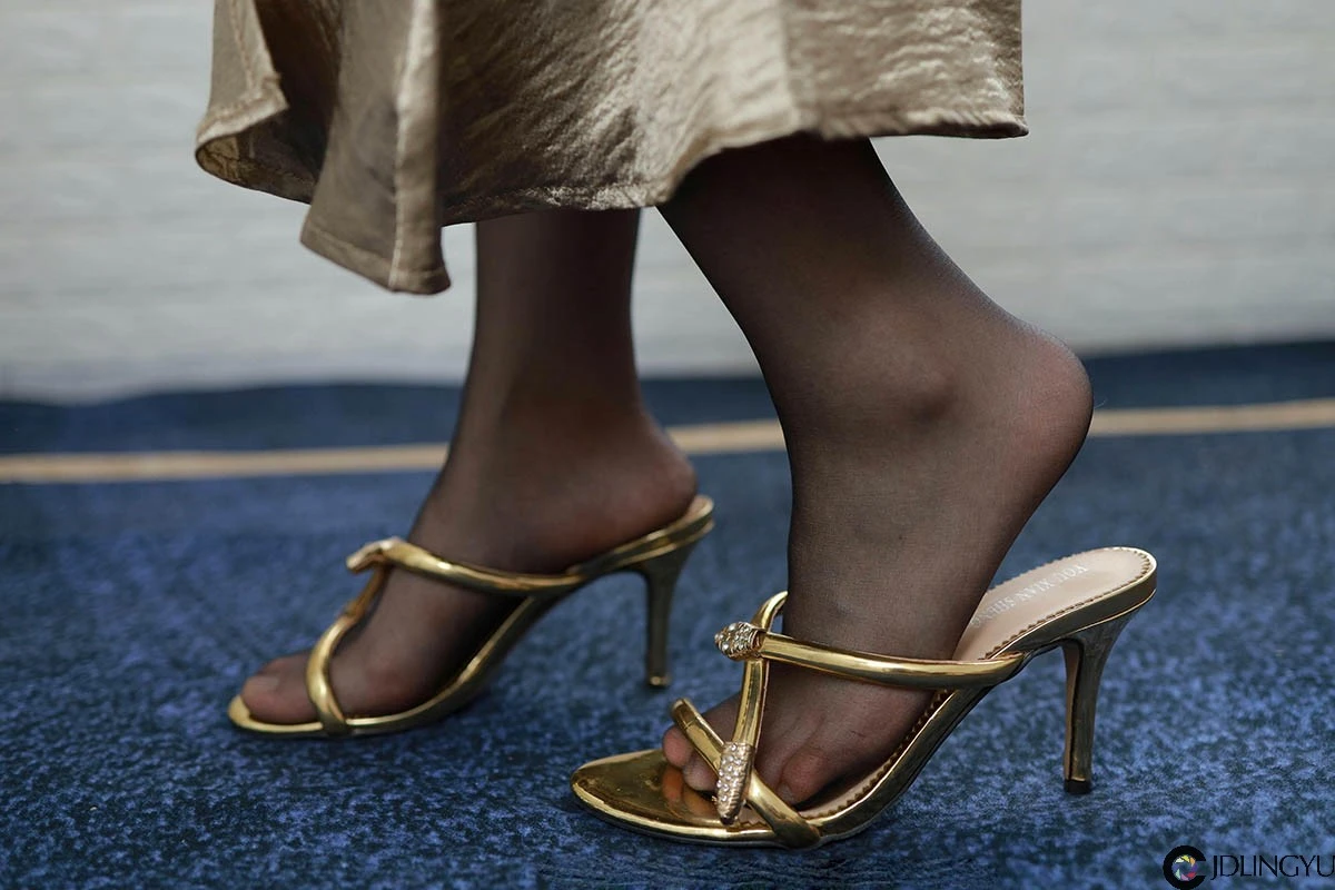 [IESS异思趣向] 模特：小婕《金色吊带裙》