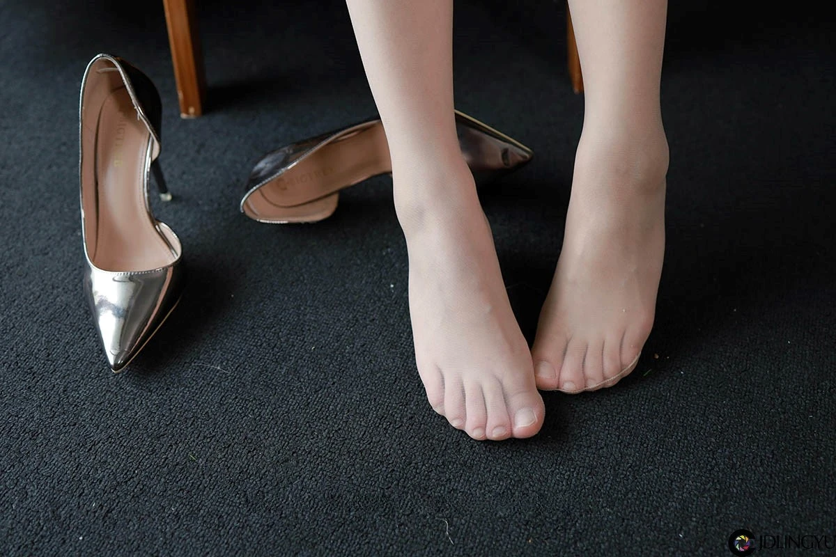 [IESS异思趣向] 模特：小婕《黑色包臀裙》