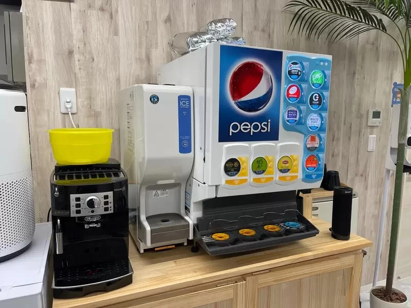 《18禁同人社团开店了》梦寐以求的麻将馆开幕 感谢粉丝支持让他们实现梦想