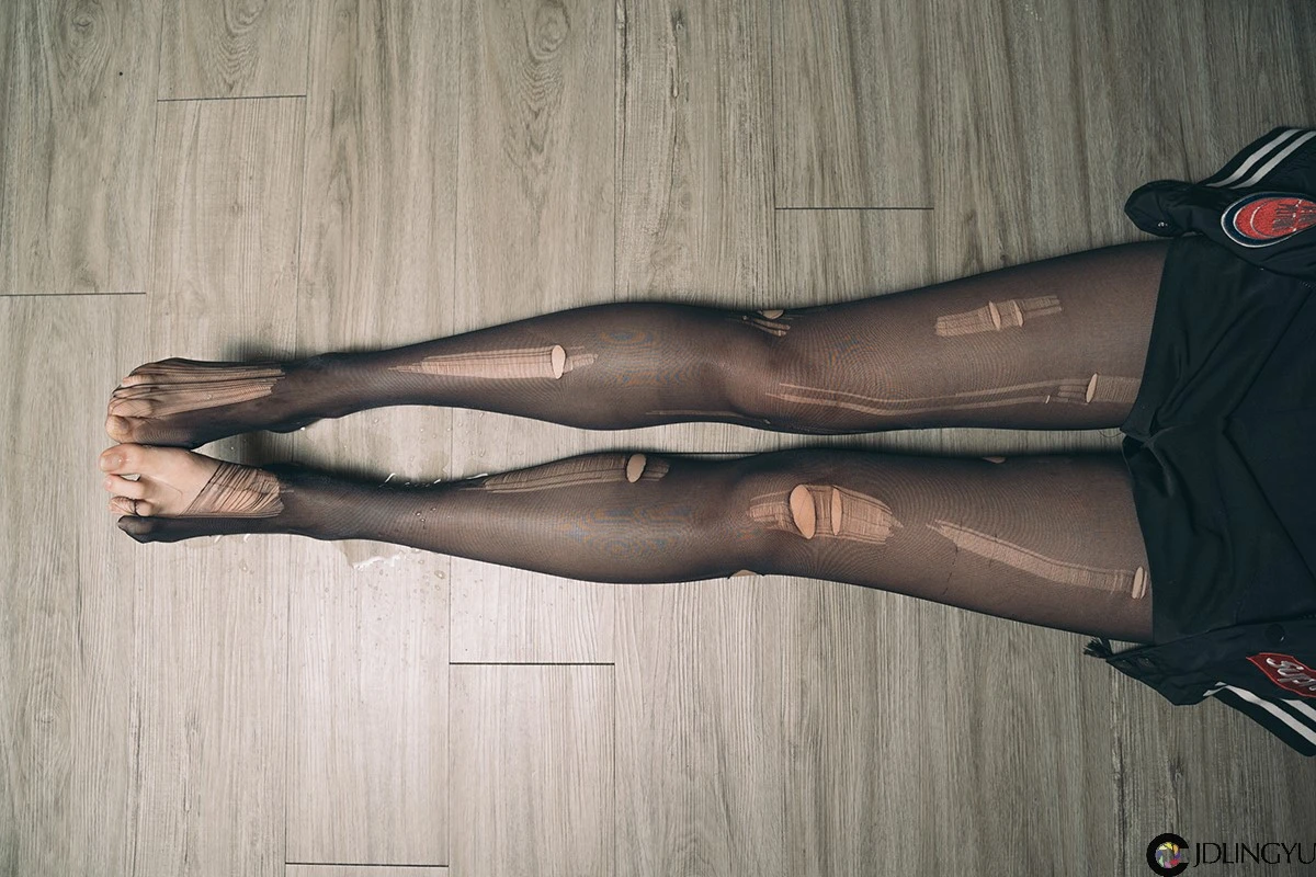 [Limerence原创] 性感妹子近距离撕扯黑丝袜