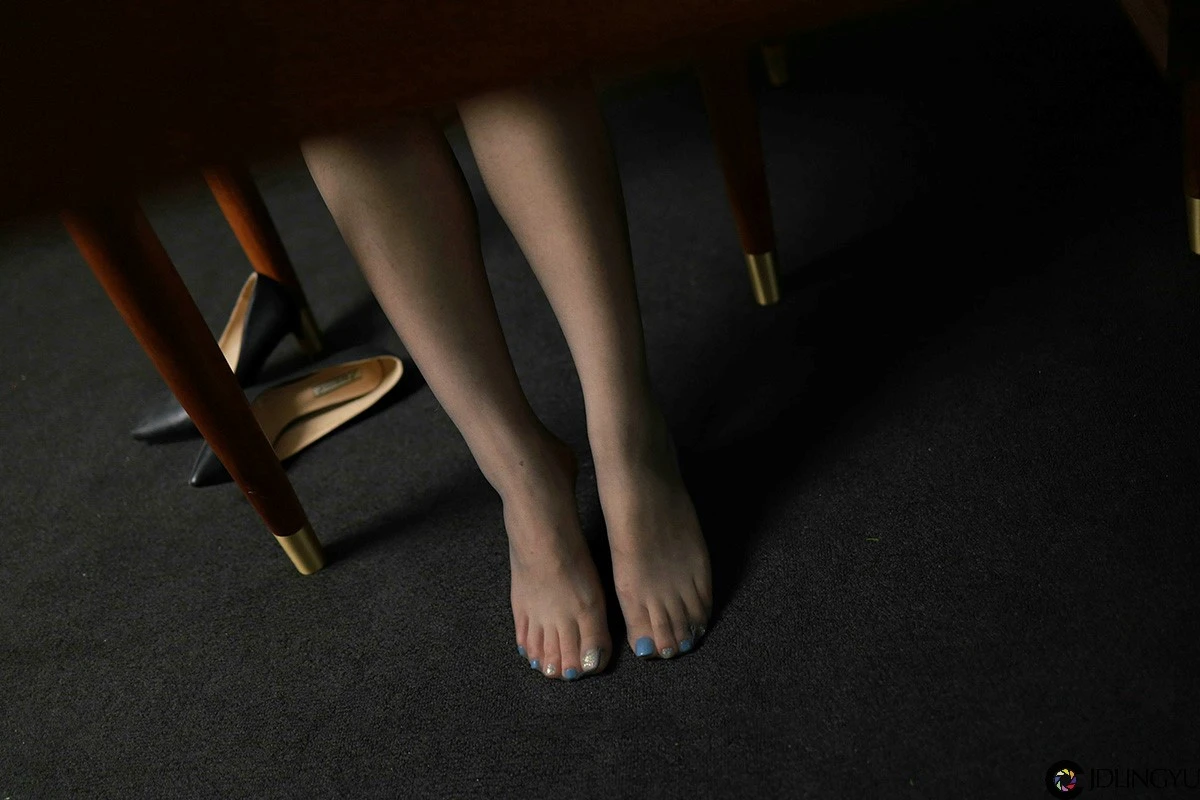 [IESS异思趣向] 模特：可可《黑丝吊带裙》