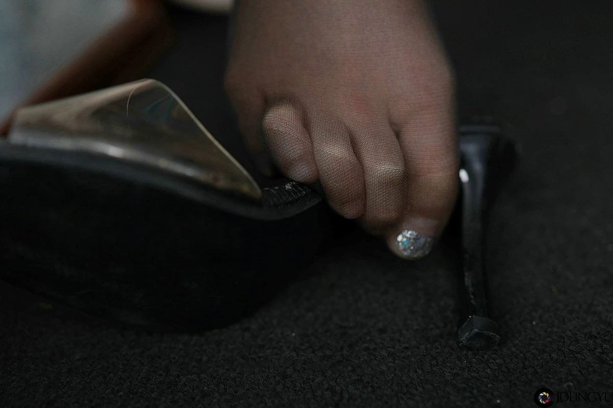 [IESS异思趣向] 模特：秋秋《高叉包臀裙》