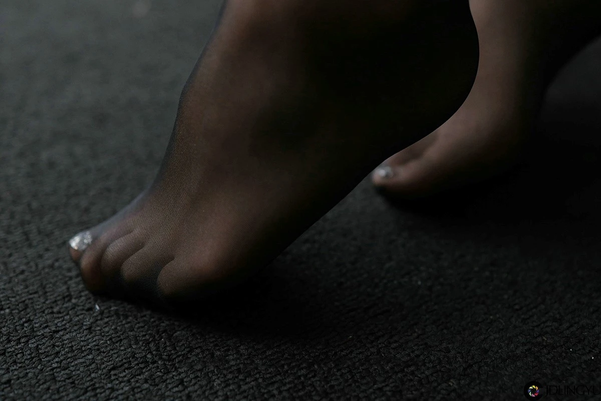 [IESS异思趣向] 模特：秋秋《高叉包臀裙》