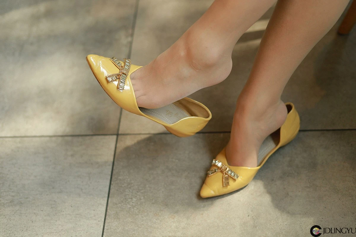 [IESS异思趣向] 模特：秋秋《事业线吊带》