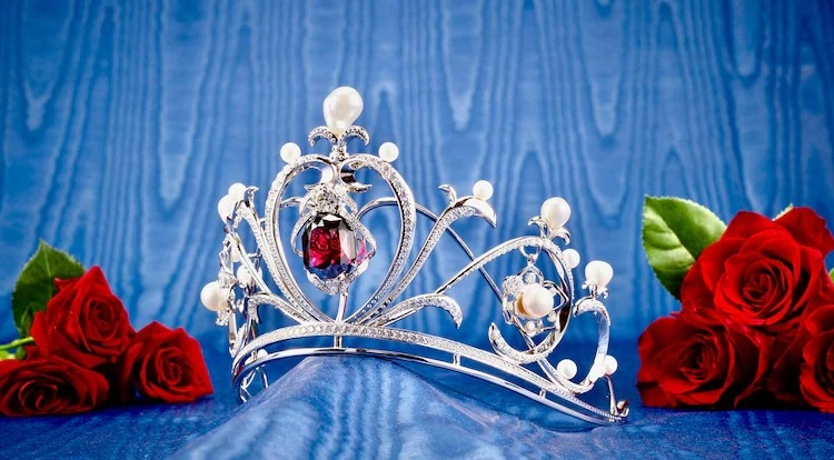 要价1亿日元《凡尔赛玫瑰》玛莉皇后冠冕开放贩售