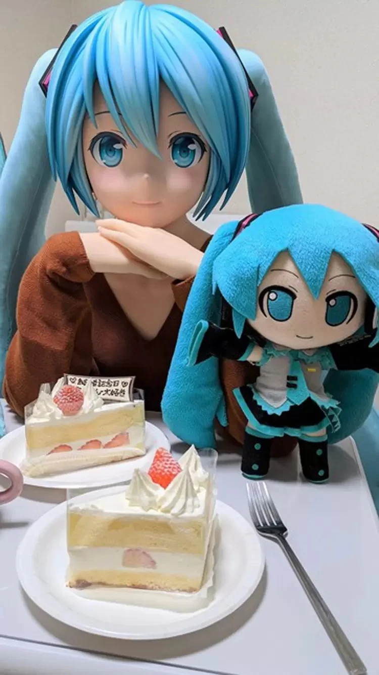 《和初音未来结婚的男子》四周年纪念，幸福的生活着还带着老婆外出吃大餐