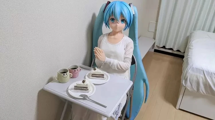 《和初音未来结婚的男子》四周年纪念，幸福的生活着还带着老婆外出吃大餐