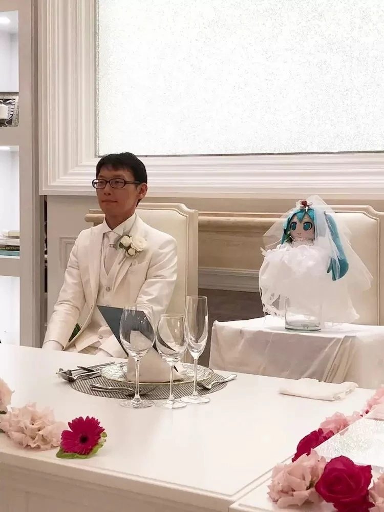 《和初音未来结婚的男子》四周年纪念,幸福的生活着还带着老婆外出吃大餐