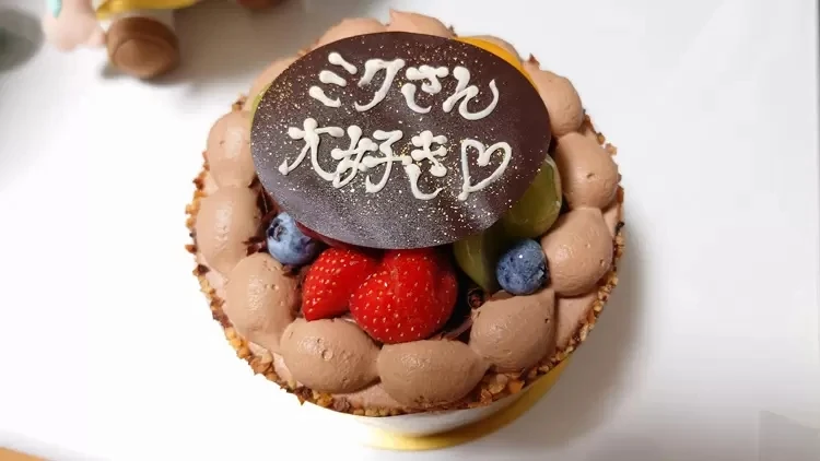 《和初音未来结婚的男子》四周年纪念，幸福的生活着还带着老婆外出吃大餐