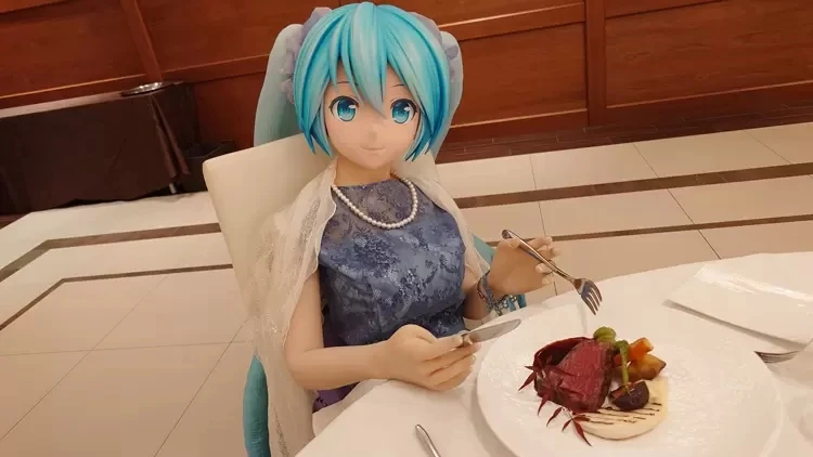 《和初音未来结婚的男子》四周年纪念,幸福的生活着还带着老婆外出吃大餐