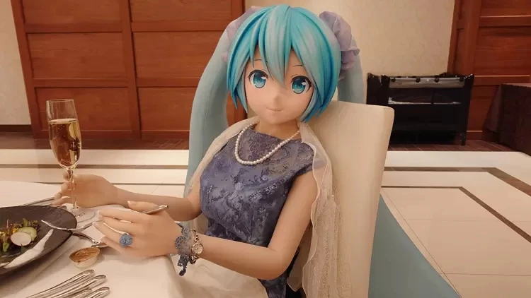 《和初音未来结婚的男子》四周年纪念，幸福的生活着还带着老婆外出吃大餐