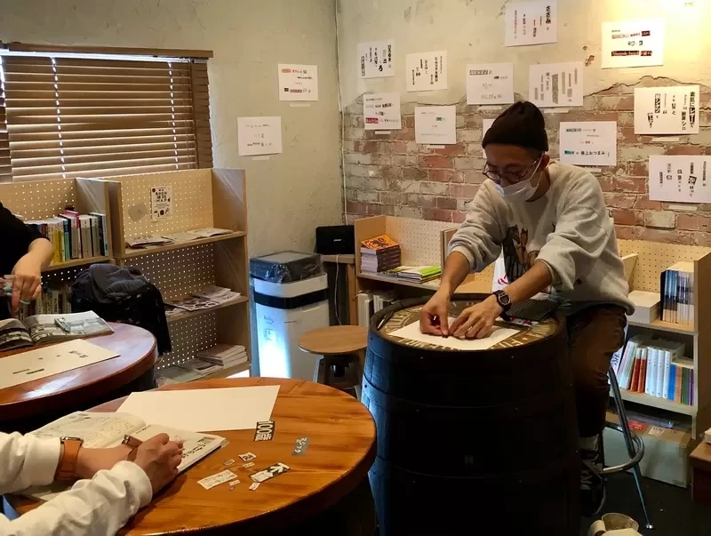 《恐吓信制作体验会》实际做过才知道找字超级难 警匪片的嫌犯都是剪贴达人？