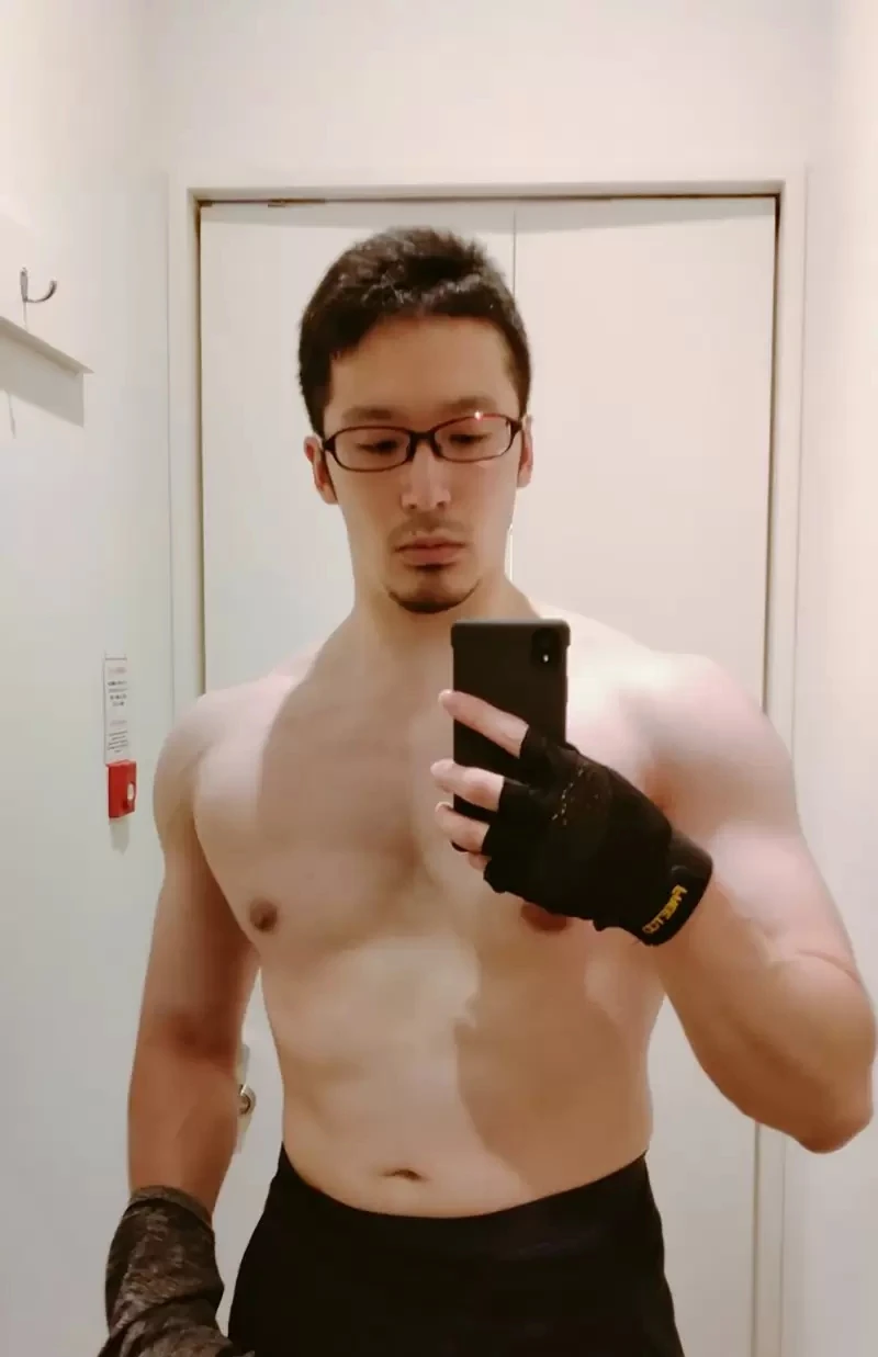 《肌肉漫画家才能画肌肉漫画?》男女老少都是肌肉棒子的肌肉岛 作者要是瘦巴巴会不会很好笑?