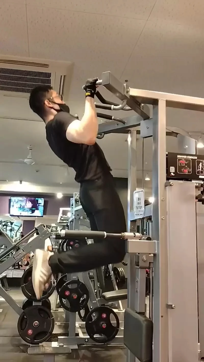 《肌肉漫画家才能画肌肉漫画?》男女老少都是肌肉棒子的肌肉岛 作者要是瘦巴巴会不会很好笑?