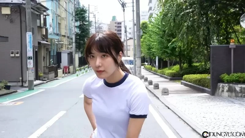 借鉴全力坂精神的《全力布鲁马》穿着蓝色小短裤的女孩在上坡路段奔驰中插图3