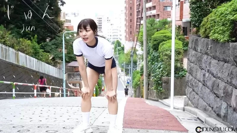 借鉴全力坂精神的《全力布鲁马》穿着蓝色小短裤的女孩在上坡路段奔驰中插图