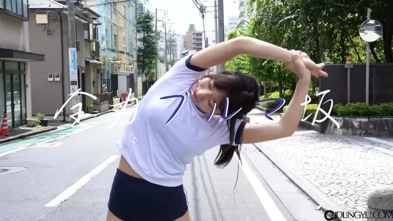 借鉴全力坂精神的《全力布鲁马》穿着蓝色小短裤的女孩在上坡路段奔驰中插图1