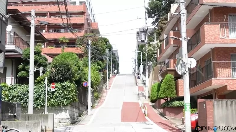 借鉴全力坂精神的《全力布鲁马》穿着蓝色小短裤的女孩在上坡路段奔驰中插图2
