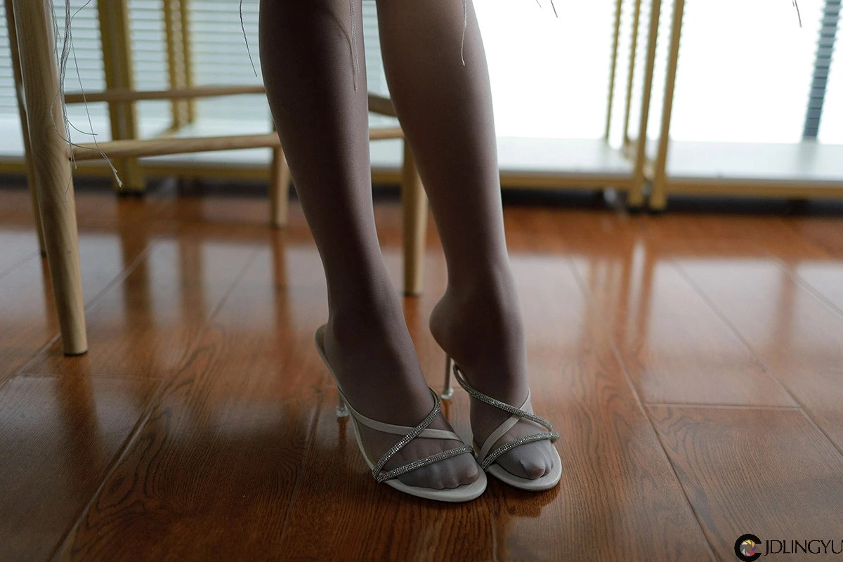 [IESS异思趣向] 模特：婉萍《灰丝凉鞋》