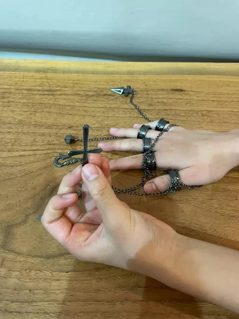 《妈妈担忧中二病女儿》随时随地戴着酷拉皮卡的锁链 网友劝她默默守候就好了