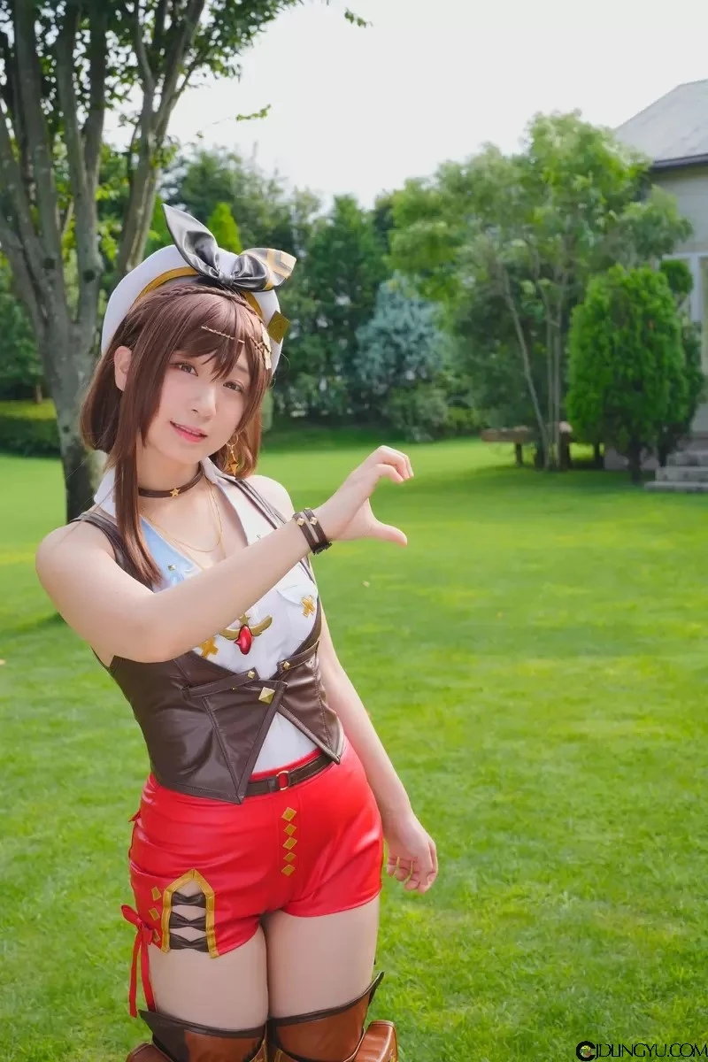 明年2月推出《莱莎的炼金工房3》官方释出伊织萌cos莱莎美图，这波操作真的很会