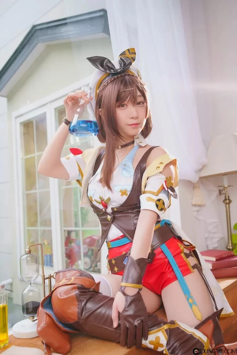 明年2月推出《莱莎的炼金工房3》官方释出伊织萌cos莱莎美图，这波操作真的很会