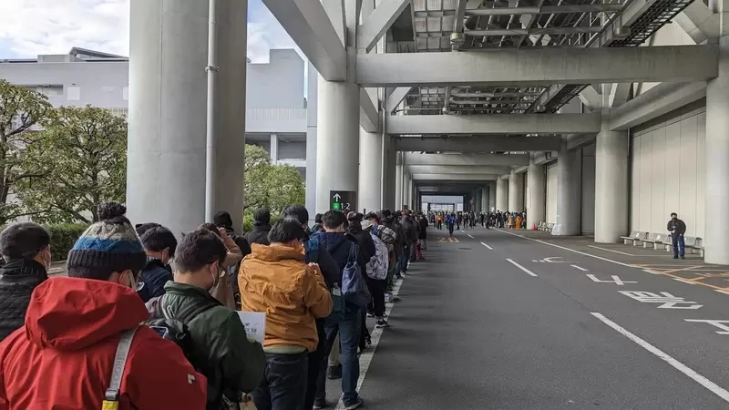 《孤独摇滚作者的孤独摆摊》被安排在Comiket寿星位引发争议 运营直接把人家移到户外了