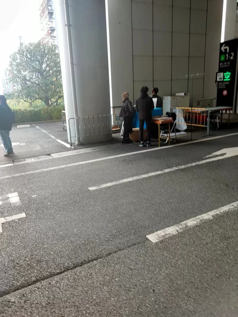 《孤独摇滚作者的孤独摆摊》被安排在Comiket寿星位引发争议 运营直接把人家移到户外了