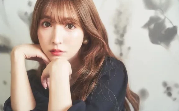 全素颜示人也不怕！亚洲AV小天后「三上悠亚」7点告诉你，只靠半年爬上顶尖AV女优的秘密！