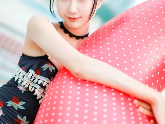 [木绵绵OwO] 草莓泳衣