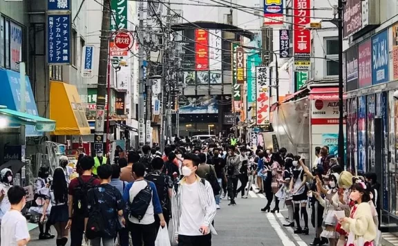 《秋叶原傻眼拉客乱象》每三步站一个性感女仆 网友质疑这么夸张竟然无法管?