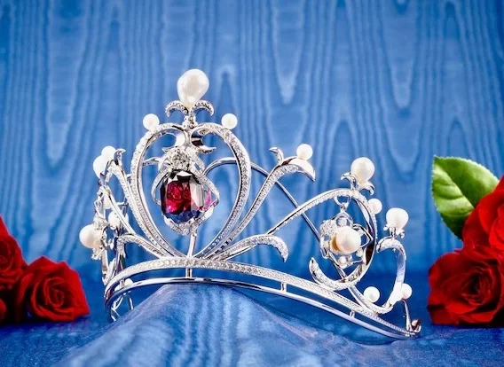 要价1亿日元《凡尔赛玫瑰》玛莉皇后冠冕开放贩售