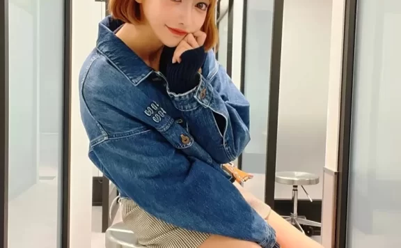 《明日花绮罗挑战AI生成大头照》许多照片里塞了一张真照片，大家能看出是哪一张嘛？